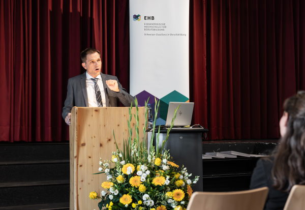 Ansprache Prof. Dr. Jürg Schweri, Co-Leiter Forschungsschwerpunkt, Publikum im Vordergrund